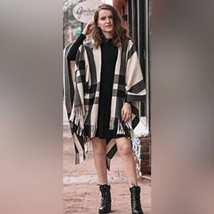 Moss Rose Plaid Fringe Poncho Wrap Shawl OS. NWOT